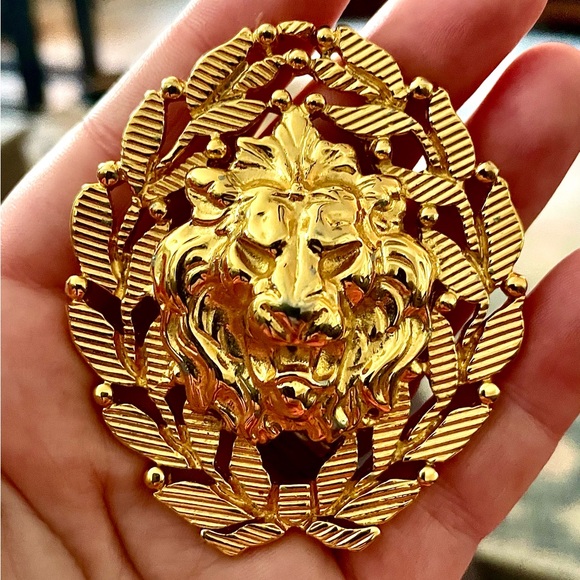 Anne Klein Vintage Lion Head Laurel Wreath Brooch – Bold Gold-Tone Statement Pin - Picture 1 of 6